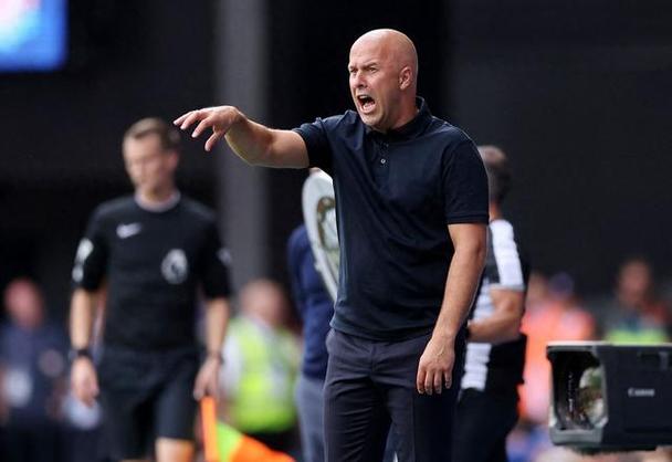 斯洛特谈引援:不喜欢阵容太庞大,希望每个球员都有球踢