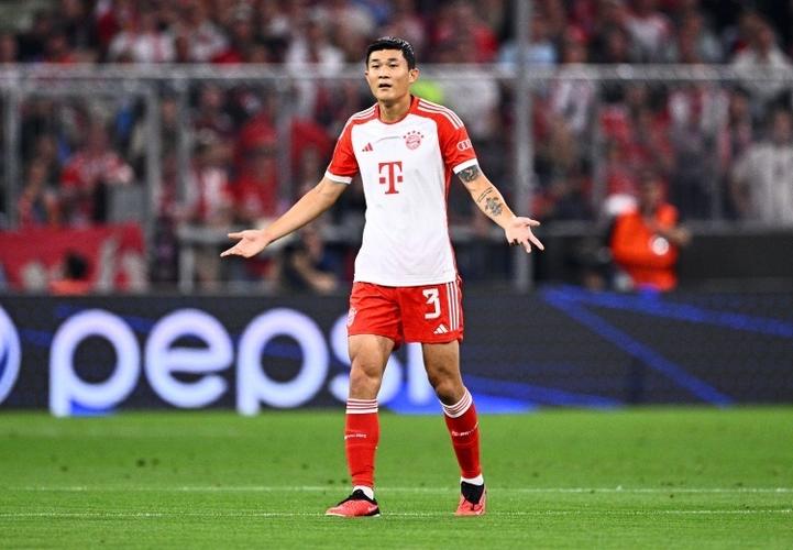 记者:金玟哉受脚部与肩部疼痛困扰,基本无缘战法兰克福