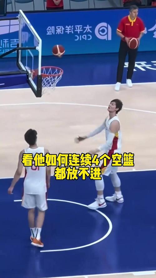 弄啥嘞！艾顿滑翔空篮没进 自己抱头非常懊恼！