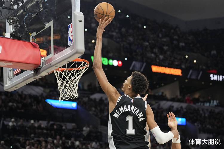 米奇-约翰逊:文班现在身体很健康 看到他重返球场感觉很棒