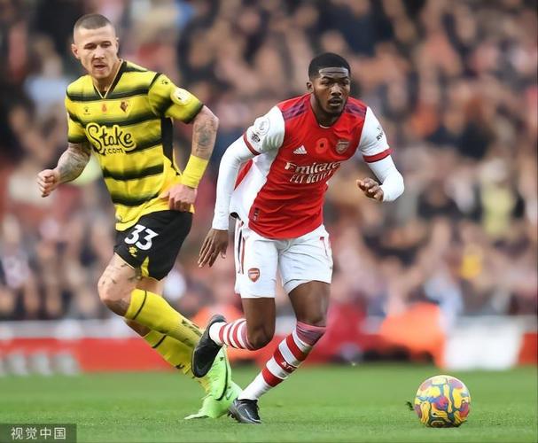 邮报：热刺边卫波罗被球迷的电子烟砸中，捡起来假装抽了两口