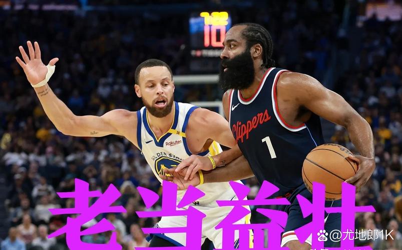 老将之间的默契！霍福德助攻库里空切拉杆反篮打成2+1