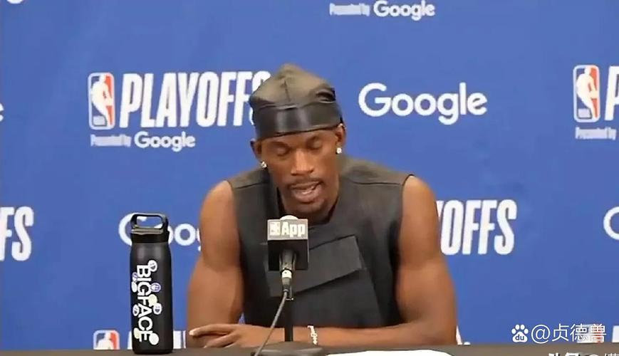 弄啥呢！希尔德底角接巴特勒分球空位三分不中 被巴特勒甩手嫌弃