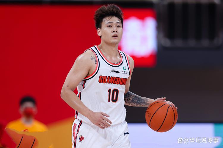 前裁判谈廷伯造点:身体接触持续到禁区内,上半身犯规更易被察觉