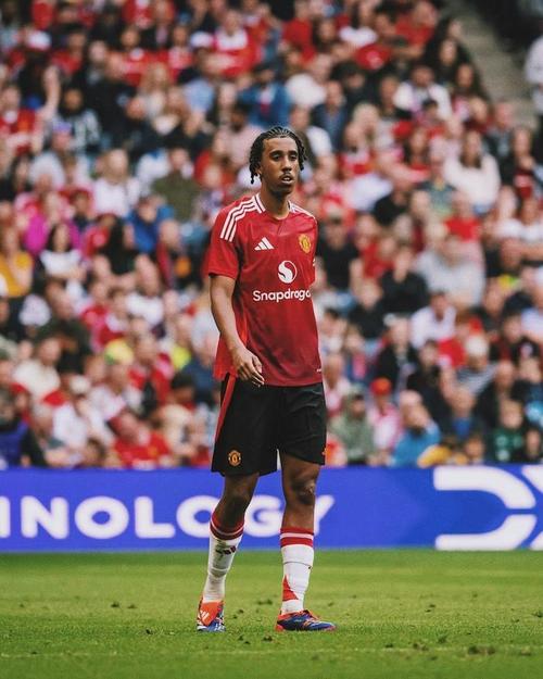 约罗身穿里尔球衣，担任里尔vs巴黎比赛开球嘉宾