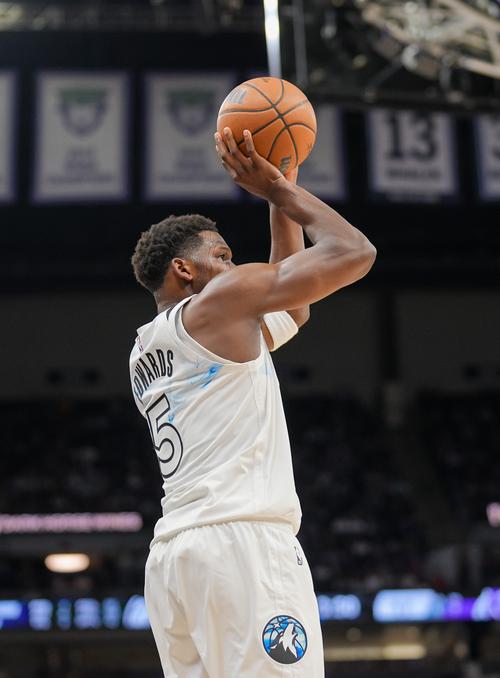 铁！阿隆-霍勒迪12投2中&三分9中2得到8分4板3助 出现3失误