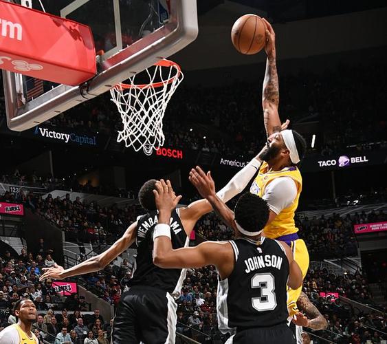 有点恐怖！文班亚马持球后卫式打法连续变向突破完成上篮