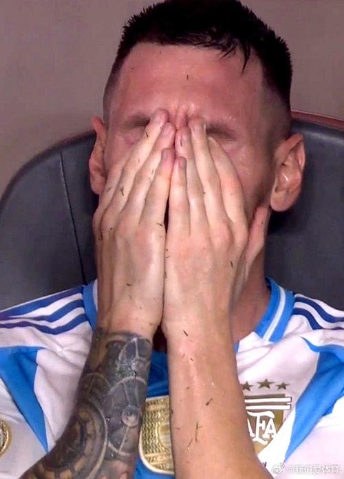 激动落泪！小球迷见到梅西后大哭，梅西连忙安慰