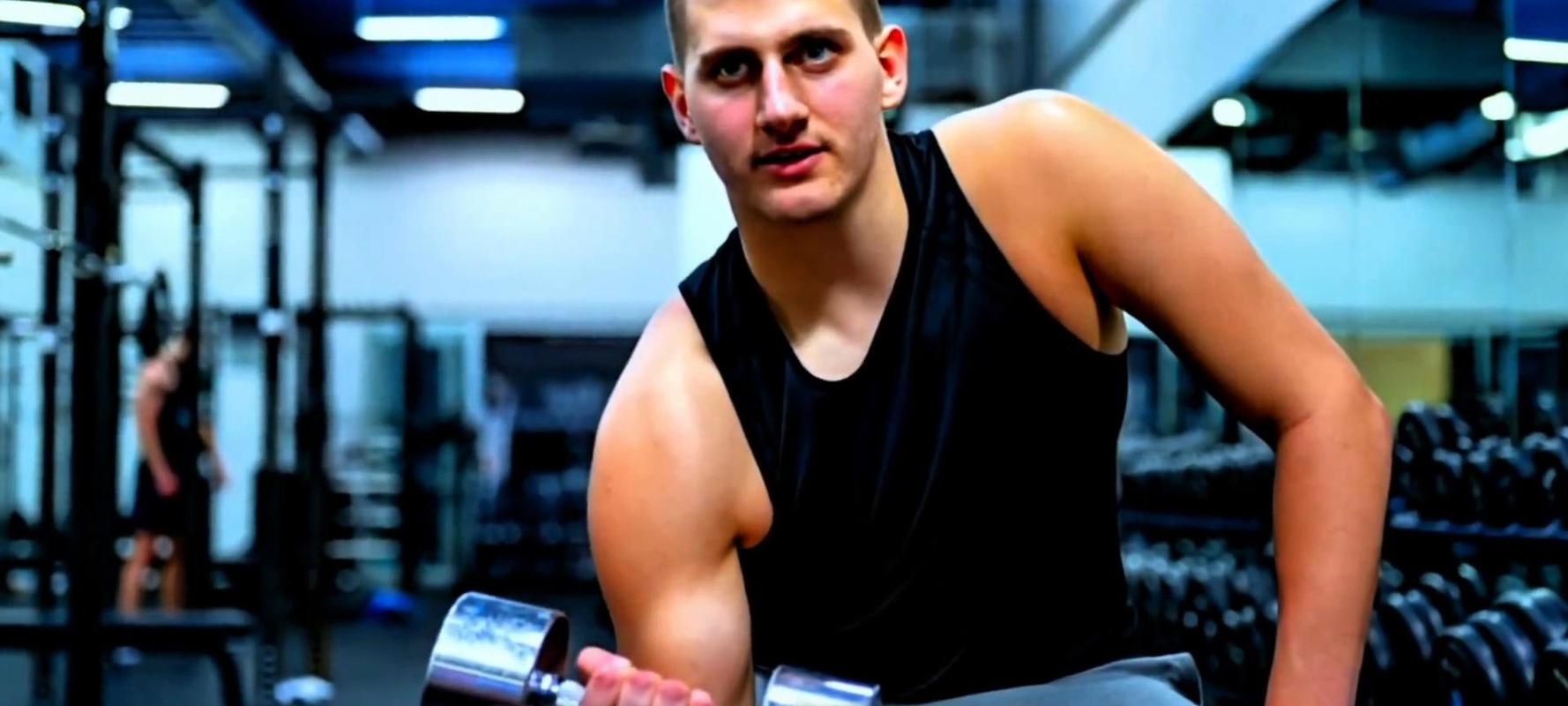 国王媒体调侃：杨瀚森对位尤班克斯时都快打成约基奇了 太疯狂了