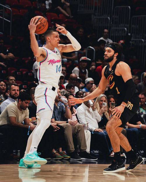 记者:小米切尔小腿酸痛缺席3场季前赛后复出 希罗&罗齐尔未合练