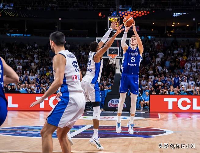 这对抗！字母哥面对雷霆五人合围 最终通过二次进攻将球打进