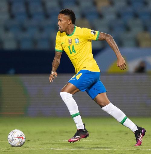 自20-21赛季以来，加布里埃尔是唯一直接参与20粒英超进球的中卫