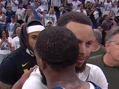 老炮×2！库里和保罗赛后拥抱寒暄 两人笑哈哈