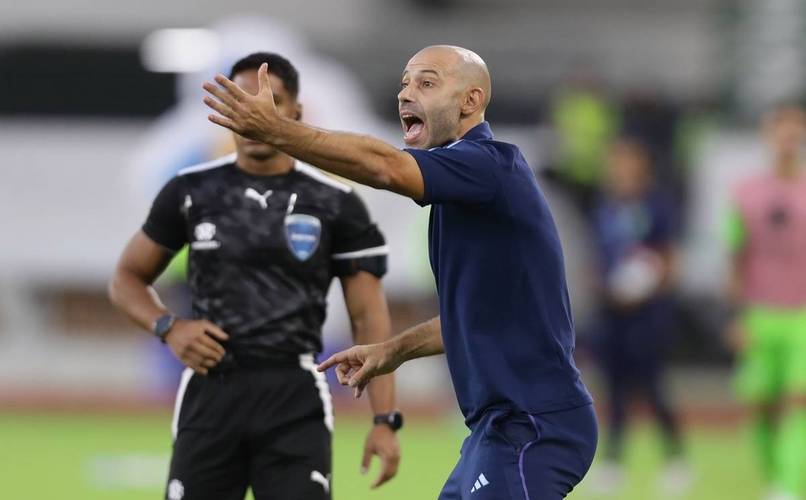 季后赛周六开赛，贝克汉姆现身迈阿密训练场并与马斯切拉诺交流