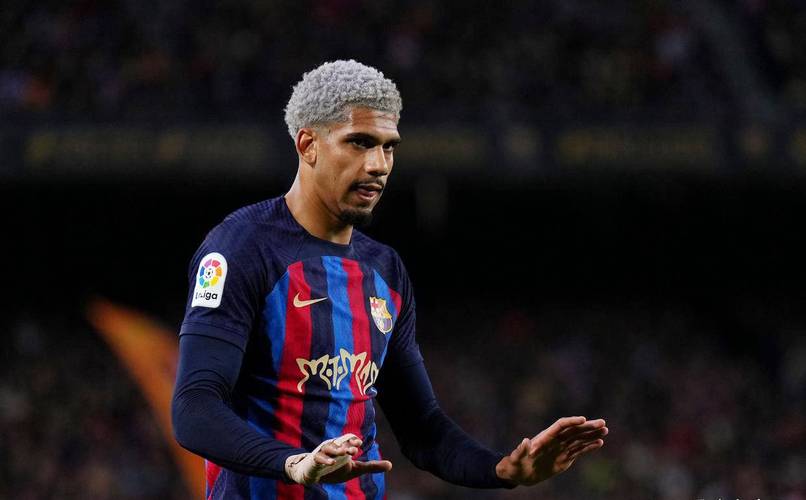 世体：阿劳霍可能替代库巴西首发出战埃尔切