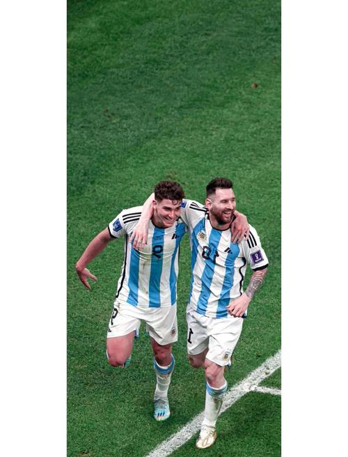 仅次梅西！阿尔瓦雷斯2025年俱乐部和阿根廷国家队已打进27球