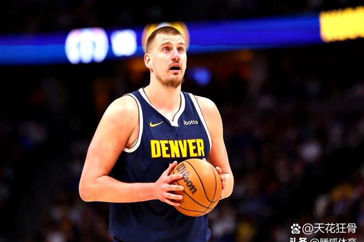 天空体育：张伯伦回归阿森纳训练，等待找到下家