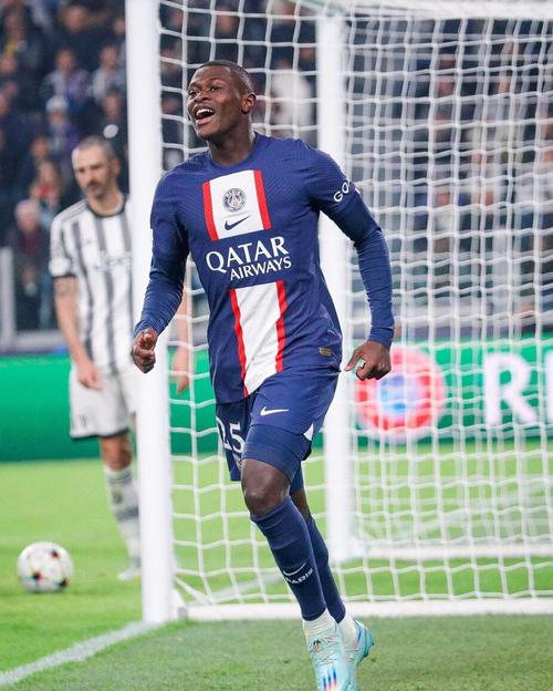 详细阅读:维蒂尼亚:努诺-门德斯是世界最佳左后卫 拜仁攻守兼备比赛会很难 维蒂尼亚:努诺-门德斯是世界最佳左后卫 拜仁攻守兼备比赛会很难