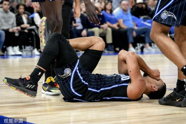 小卡:我在最后的防守中扭伤了脚踝 明天看情况再决定能不能打