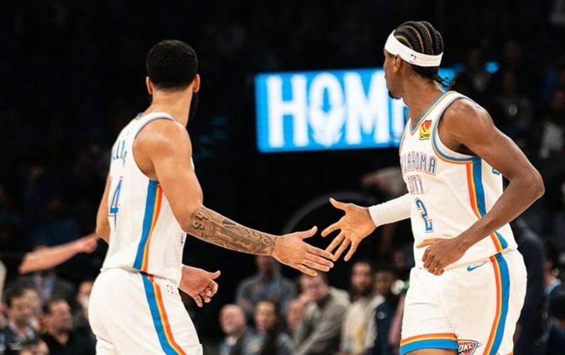 幸无大碍！小卡防守中出现崴脚倒地 仍坚持作战