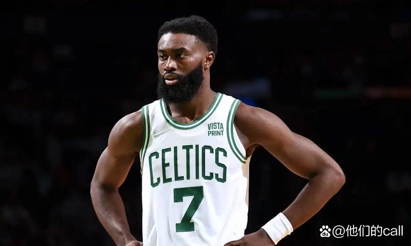 布朗被滑铲不犯规？主裁：两人接触前都滑倒了 所以没有吹罚犯规