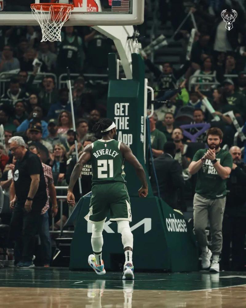 33分13板5助2断+绝杀!前队友贝弗利:现在就给字母哥颁发MVP吧